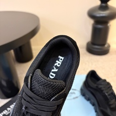 Prada 普拉达 26Fw秋季新款Monolith绒面皮革与网眼织物运动鞋超软松糕厚底系带网面休闲鞋 这款前卫新颖的运 Prada 普拉达 26Fw秋季新款Monolith绒面皮革与网眼织物运动鞋超软松糕厚底系带网面休闲鞋 这款前卫新颖的运