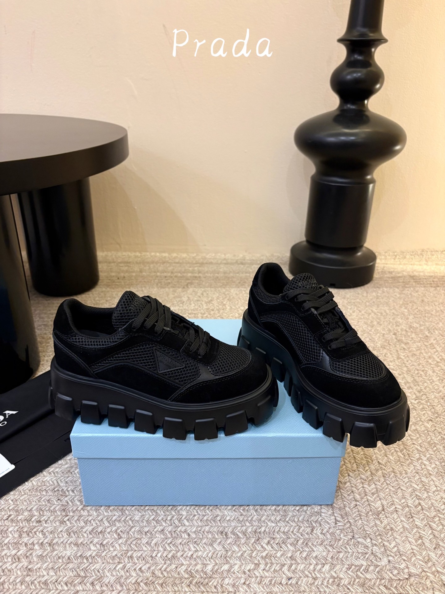 Prada 普拉达 26Fw秋季新款Monolith绒面皮革与网眼织物运动鞋超软松糕厚底系带网面休闲鞋 这款前卫新颖的运 Prada 普拉达 26Fw秋季新款Monolith绒面皮革与网眼织物运动鞋超软松糕厚底系带网面休闲鞋 这款前卫新颖的运