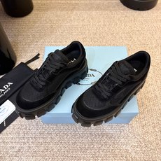 Prada 普拉达 26Fw秋季新款Monolith绒面皮革与网眼织物运动鞋超软松糕厚底系带网面休闲鞋 这款前卫新颖的运 Prada 普拉达 26Fw秋季新款Monolith绒面皮革与网眼织物运动鞋超软松糕厚底系带网面休闲鞋 这款前卫新颖的运