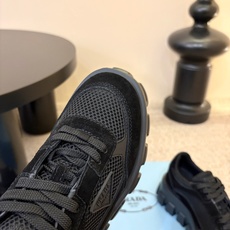 Prada 普拉达 26Fw秋季新款Monolith绒面皮革与网眼织物运动鞋超软松糕厚底系带网面休闲鞋 这款前卫新颖的运 Prada 普拉达 26Fw秋季新款Monolith绒面皮革与网眼织物运动鞋超软松糕厚底系带网面休闲鞋 这款前卫新颖的运