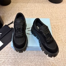 Prada 普拉达 26Fw秋季新款Monolith绒面皮革与网眼织物运动鞋超软松糕厚底系带网面休闲鞋 这款前卫新颖的运 Prada 普拉达 26Fw秋季新款Monolith绒面皮革与网眼织物运动鞋超软松糕厚底系带网面休闲鞋 这款前卫新颖的运