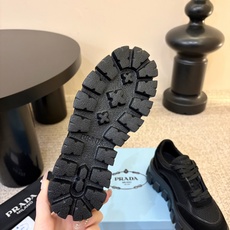 Prada 普拉达 26Fw秋季新款Monolith绒面皮革与网眼织物运动鞋超软松糕厚底系带网面休闲鞋 这款前卫新颖的运 Prada 普拉达 26Fw秋季新款Monolith绒面皮革与网眼织物运动鞋超软松糕厚底系带网面休闲鞋 这款前卫新颖的运
