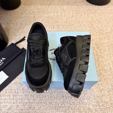 Prada 普拉达 26Fw秋季新款Monolith绒面皮革与网眼织物运动鞋超软松糕厚底系带网面休闲鞋 这款前卫新颖的运 Prada 普拉达 26Fw秋季新款Monolith绒面皮革与网眼织物运动鞋超软松糕厚底系带网面休闲鞋 这款前卫新颖的运
