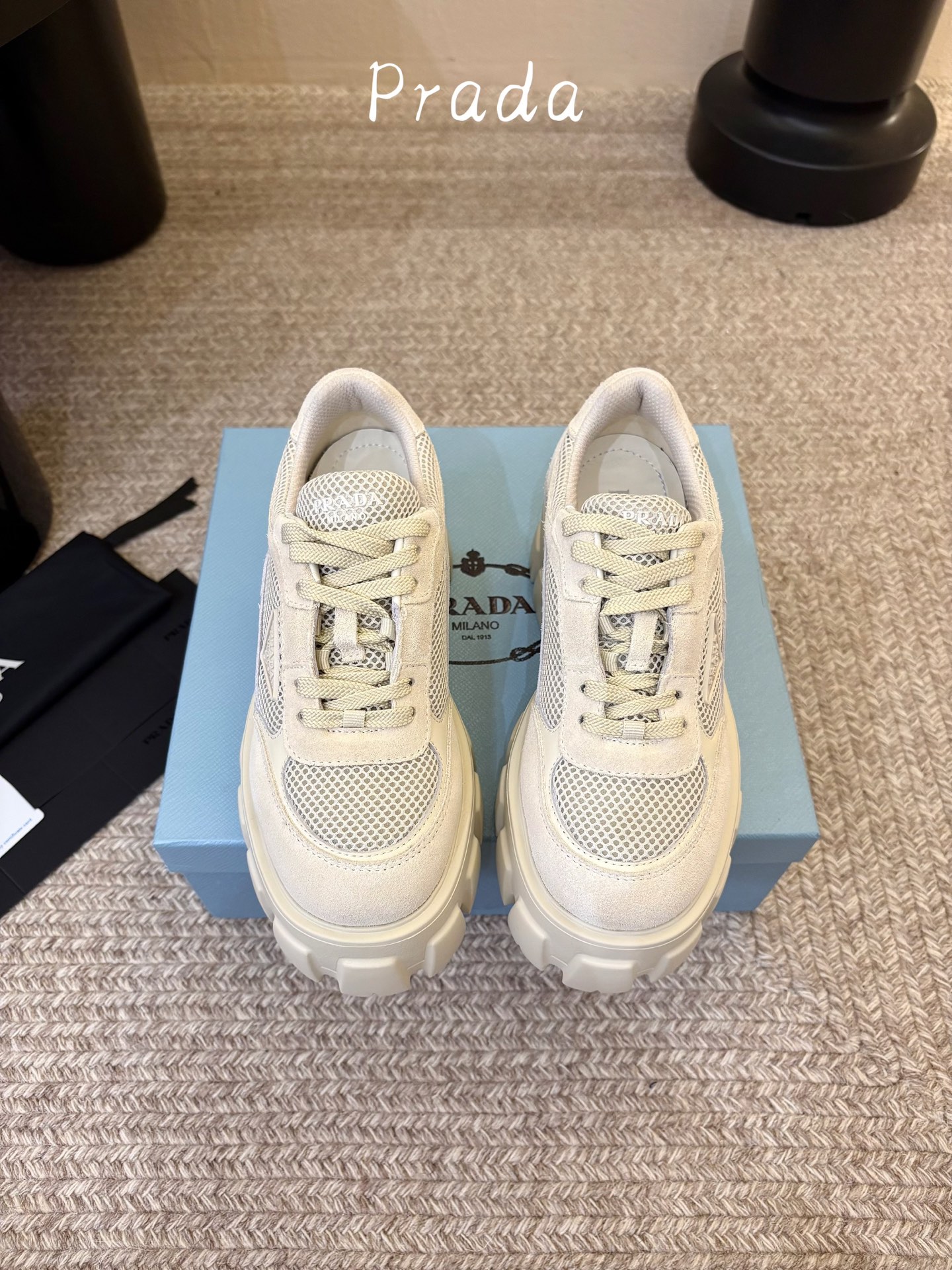Prada 普拉达 26Fw秋季新款Monolith绒面皮革与网眼织物运动鞋超软松糕厚底系带网面休闲鞋 这款前卫新颖的运