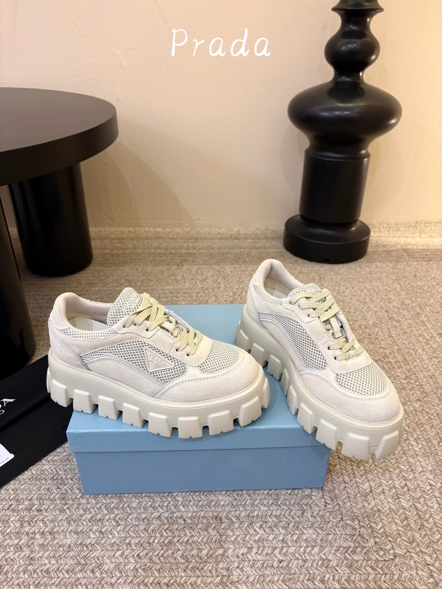 Prada 普拉达 26Fw秋季新款Monolith绒面皮革与网眼织物运动鞋超软松糕厚底系带网面休闲鞋 这款前卫新颖的运