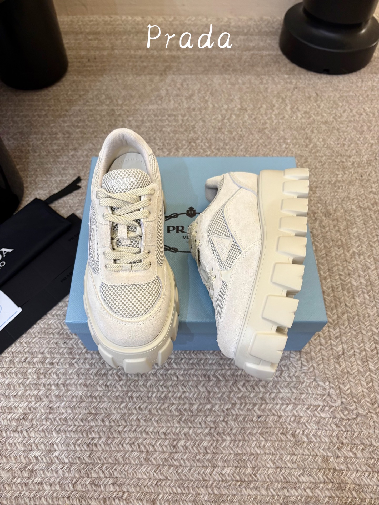 Prada 普拉达 26Fw秋季新款Monolith绒面皮革与网眼织物运动鞋超软松糕厚底系带网面休闲鞋 这款前卫新颖的运