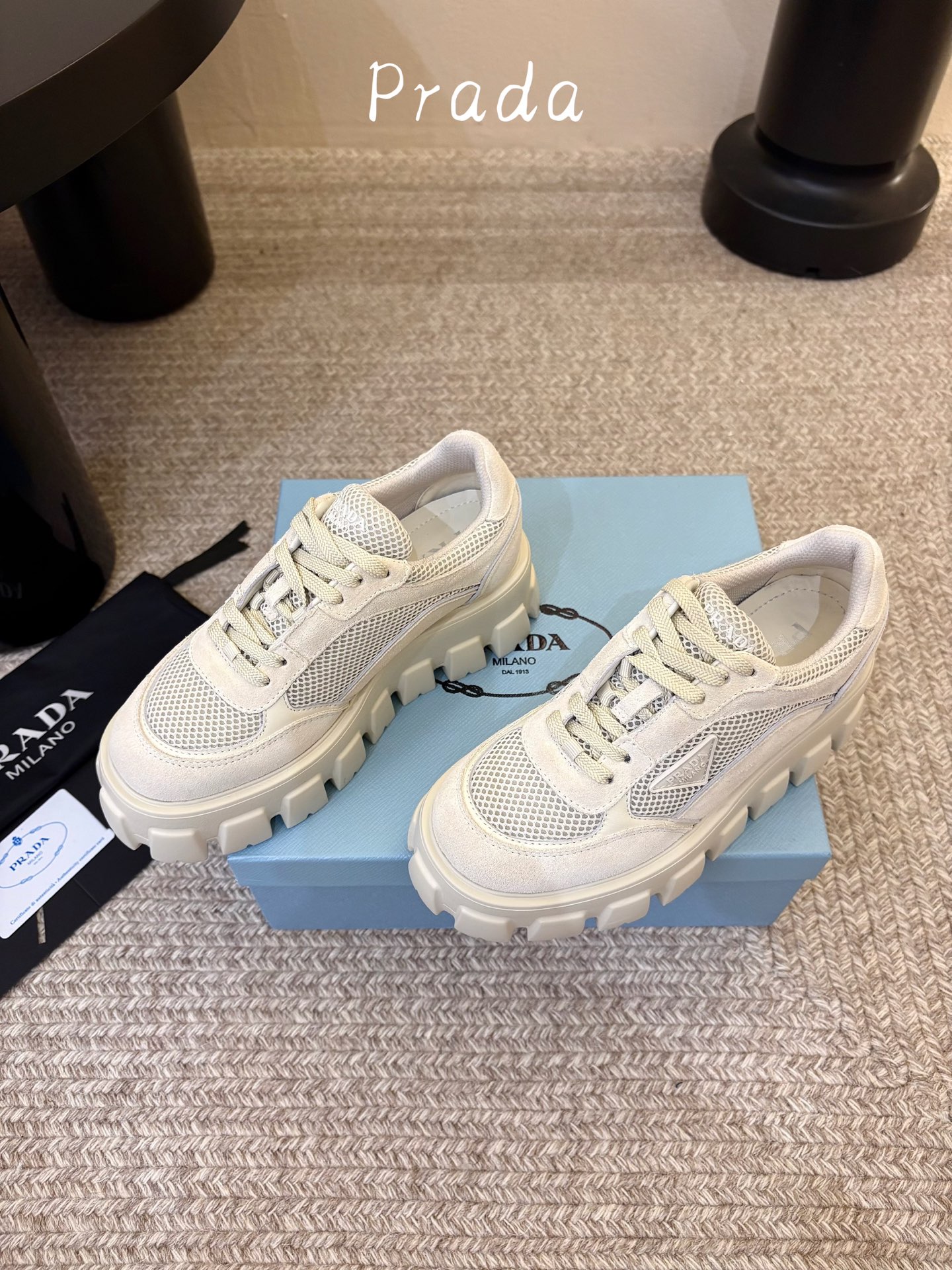 Prada 普拉达 26Fw秋季新款Monolith绒面皮革与网眼织物运动鞋超软松糕厚底系带网面休闲鞋 这款前卫新颖的运