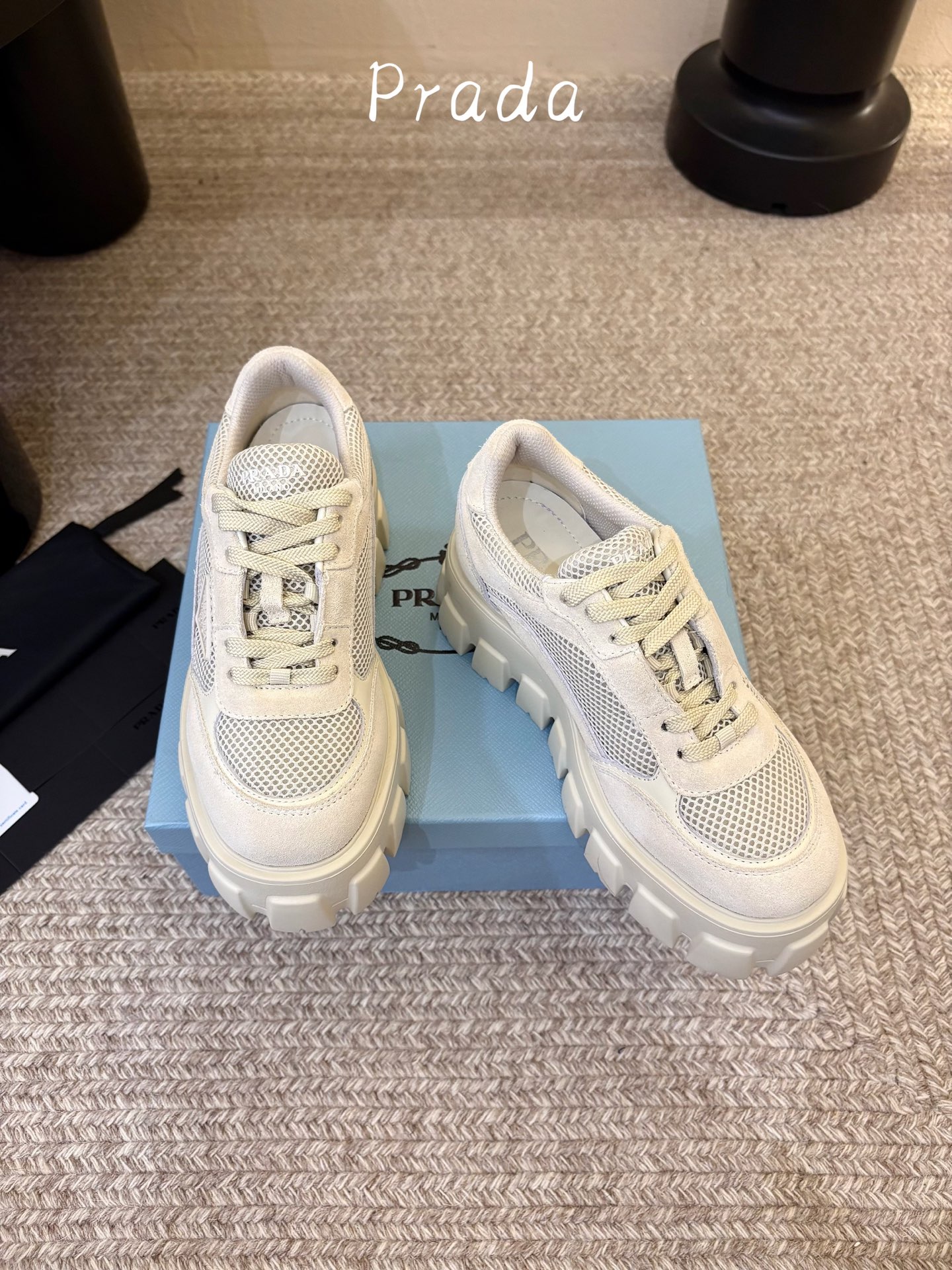 Prada 普拉达 26Fw秋季新款Monolith绒面皮革与网眼织物运动鞋超软松糕厚底系带网面休闲鞋 这款前卫新颖的运