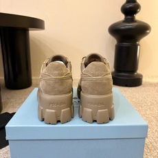 Prada 普拉达 26Fw秋季新款Monolith绒面皮革与网眼织物运动鞋超软松糕厚底系带网面休闲鞋 这款前卫新颖的运 Prada 普拉达 26Fw秋季新款Monolith绒面皮革与网眼织物运动鞋超软松糕厚底系带网面休闲鞋 这款前卫新颖的运