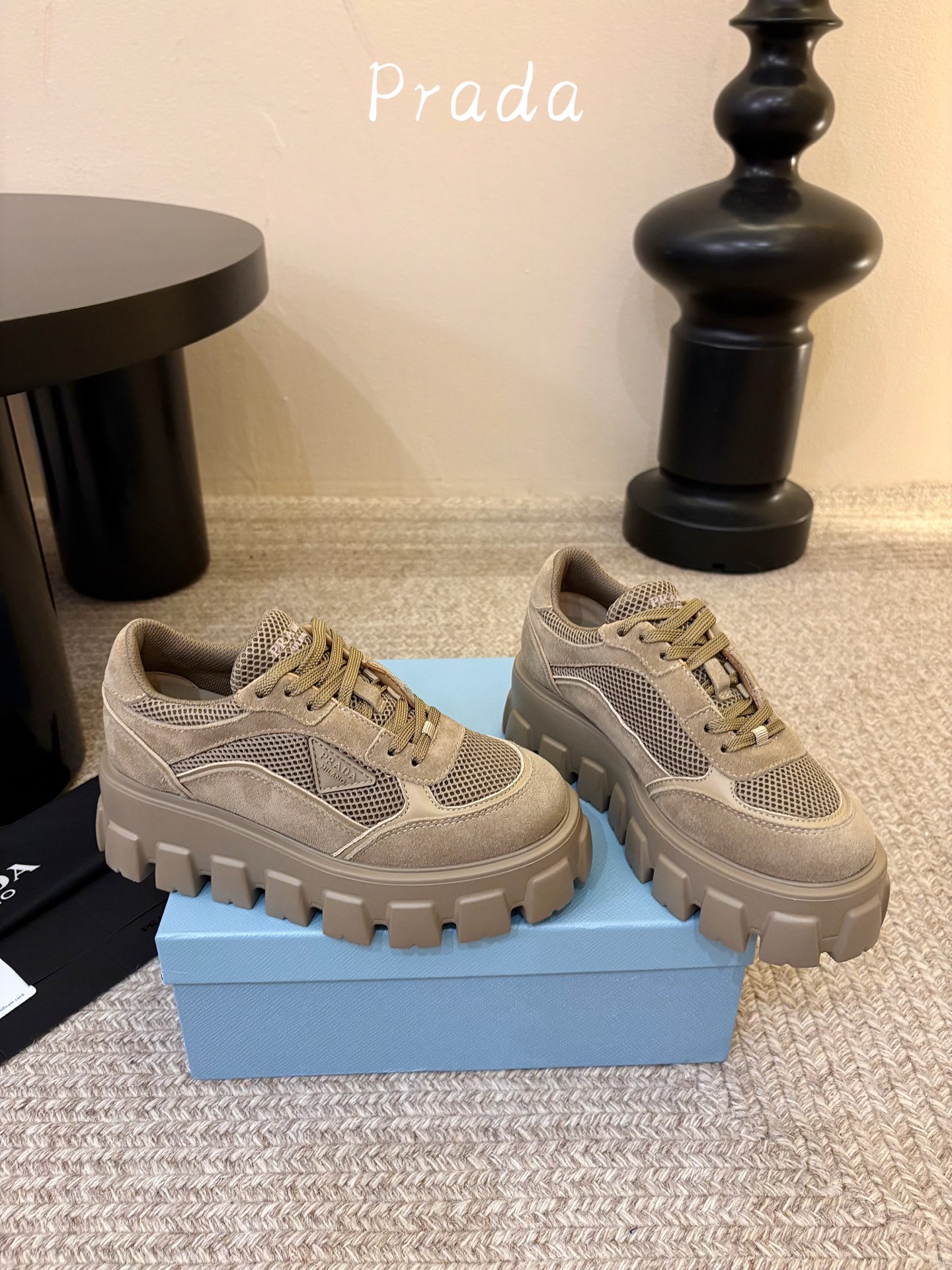 Prada 普拉达 26Fw秋季新款Monolith绒面皮革与网眼织物运动鞋超软松糕厚底系带网面休闲鞋 这款前卫新颖的运 Prada 普拉达 26Fw秋季新款Monolith绒面皮革与网眼织物运动鞋超软松糕厚底系带网面休闲鞋 这款前卫新颖的运