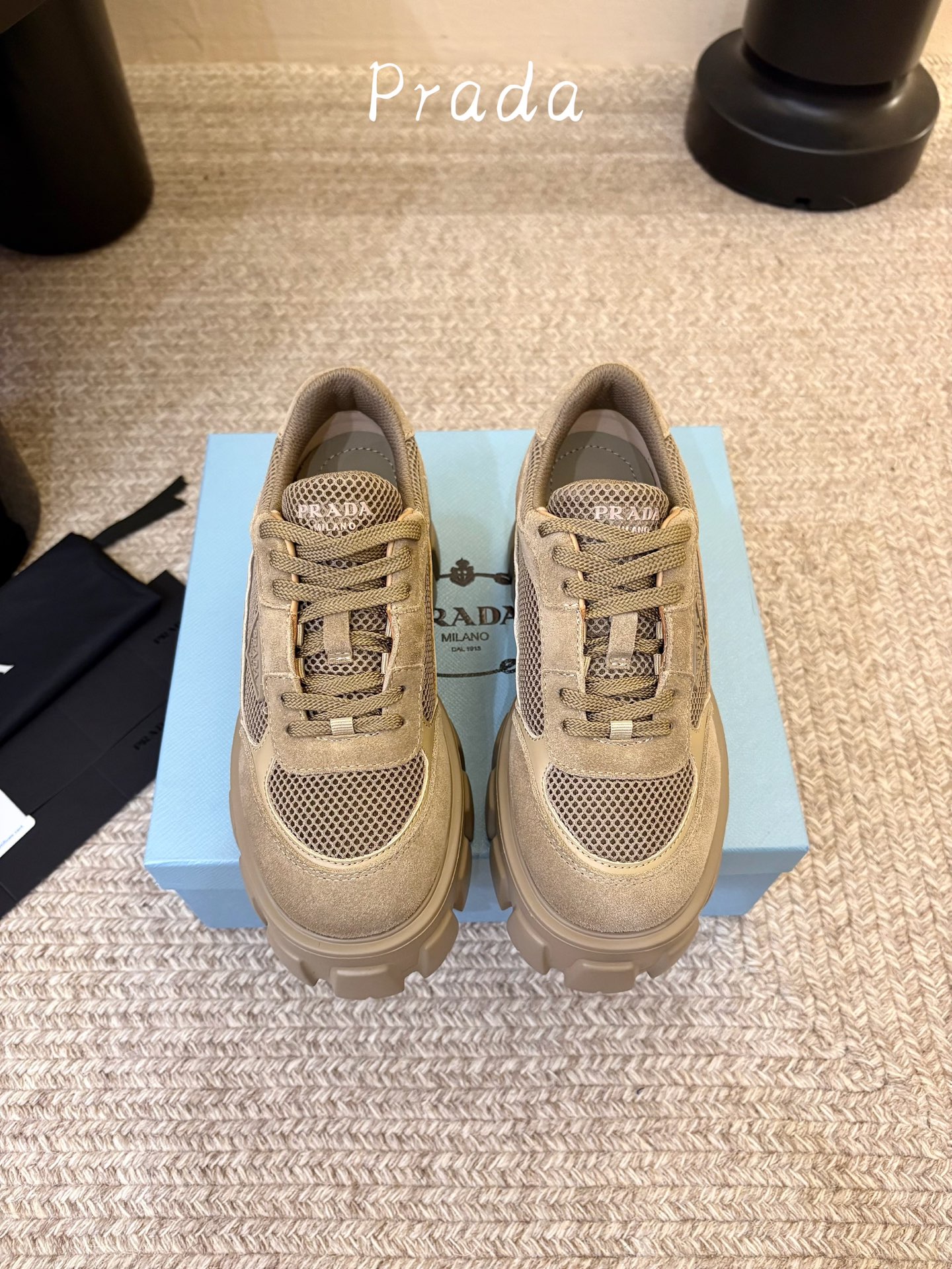 Prada 普拉达 26Fw秋季新款Monolith绒面皮革与网眼织物运动鞋超软松糕厚底系带网面休闲鞋 这款前卫新颖的运