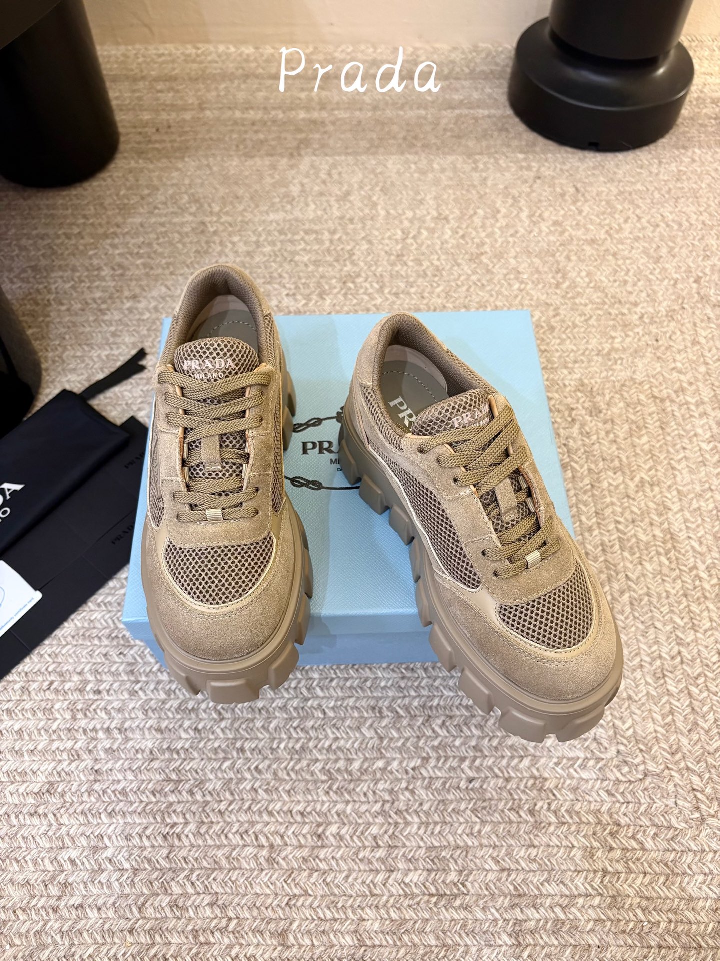 Prada 普拉达 26Fw秋季新款Monolith绒面皮革与网眼织物运动鞋超软松糕厚底系带网面休闲鞋 这款前卫新颖的运 Prada 普拉达 26Fw秋季新款Monolith绒面皮革与网眼织物运动鞋超软松糕厚底系带网面休闲鞋 这款前卫新颖的运
