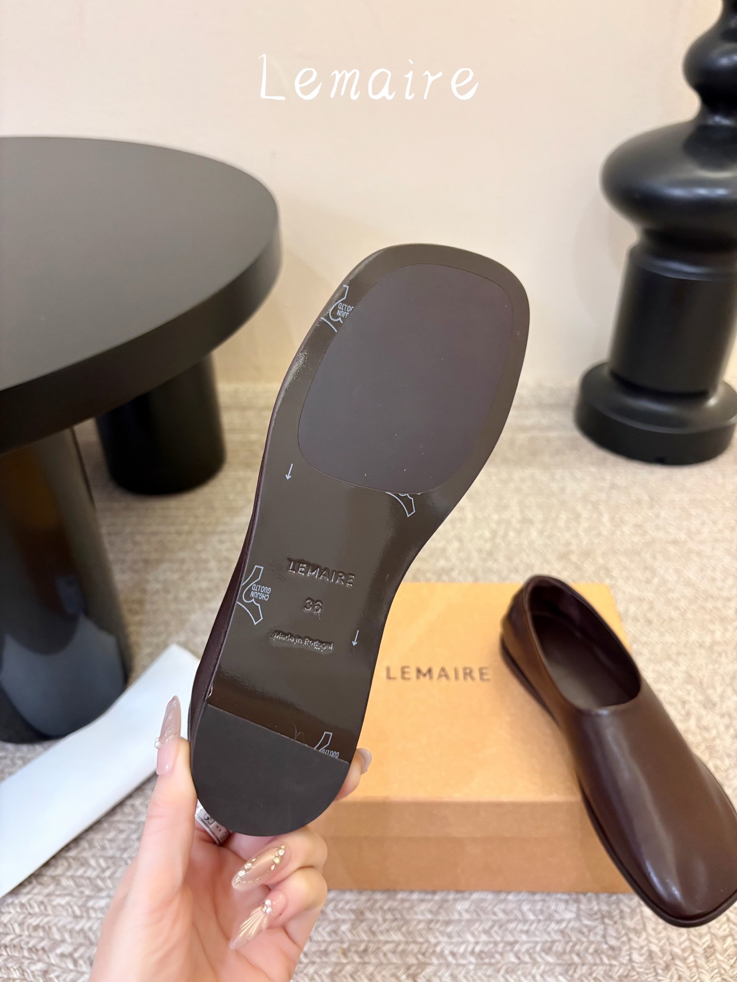顶级 LEMAIRE新品中性复古简约乐福鞋! 方头设计确保长时间穿着的舒适性,无论是搭配休闲装还是正式场合,它都能为你的 顶级 LEMAIRE新品中性复古简约乐福鞋! 方头设计确保长时间穿着的舒适性,无论是搭配休闲装还是正式场合,它都能为你的