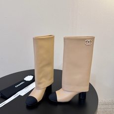 Chane* 新款粗跟靴 永恒的经典又甜又酷搭任何风格都完全可以 上脚之后就脱不下来,这款非常修饰腿型,小腿粗的都可以 Chane* 新款粗跟靴 永恒的经典又甜又酷搭任何风格都完全可以 上脚之后就脱不下来,这款非常修饰腿型,小腿粗的都可以