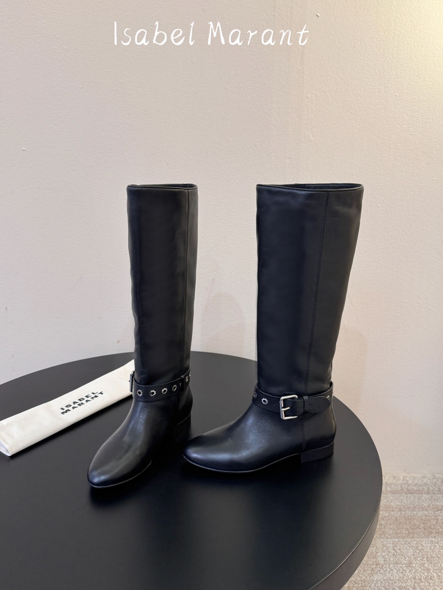 isabel marant 新款秀场长靴 “酷奢游牧风，图腾刺绣与串珠流苏等丰富了款式的呈现，或粗犷、或细腻，或坚硬或柔