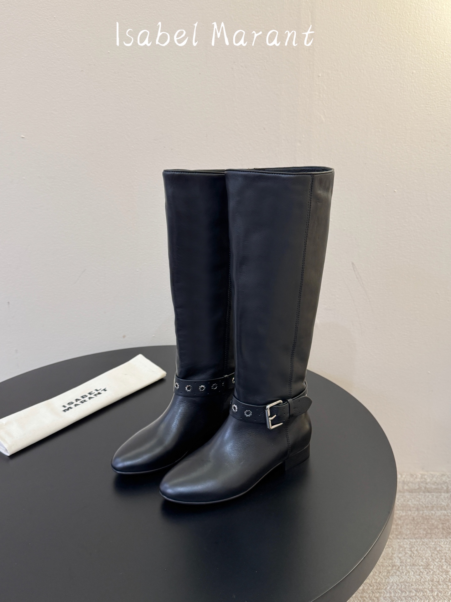 isabel marant 新款秀场长靴 “酷奢游牧风，图腾刺绣与串珠流苏等丰富了款式的呈现，或粗犷、或细腻，或坚硬或柔