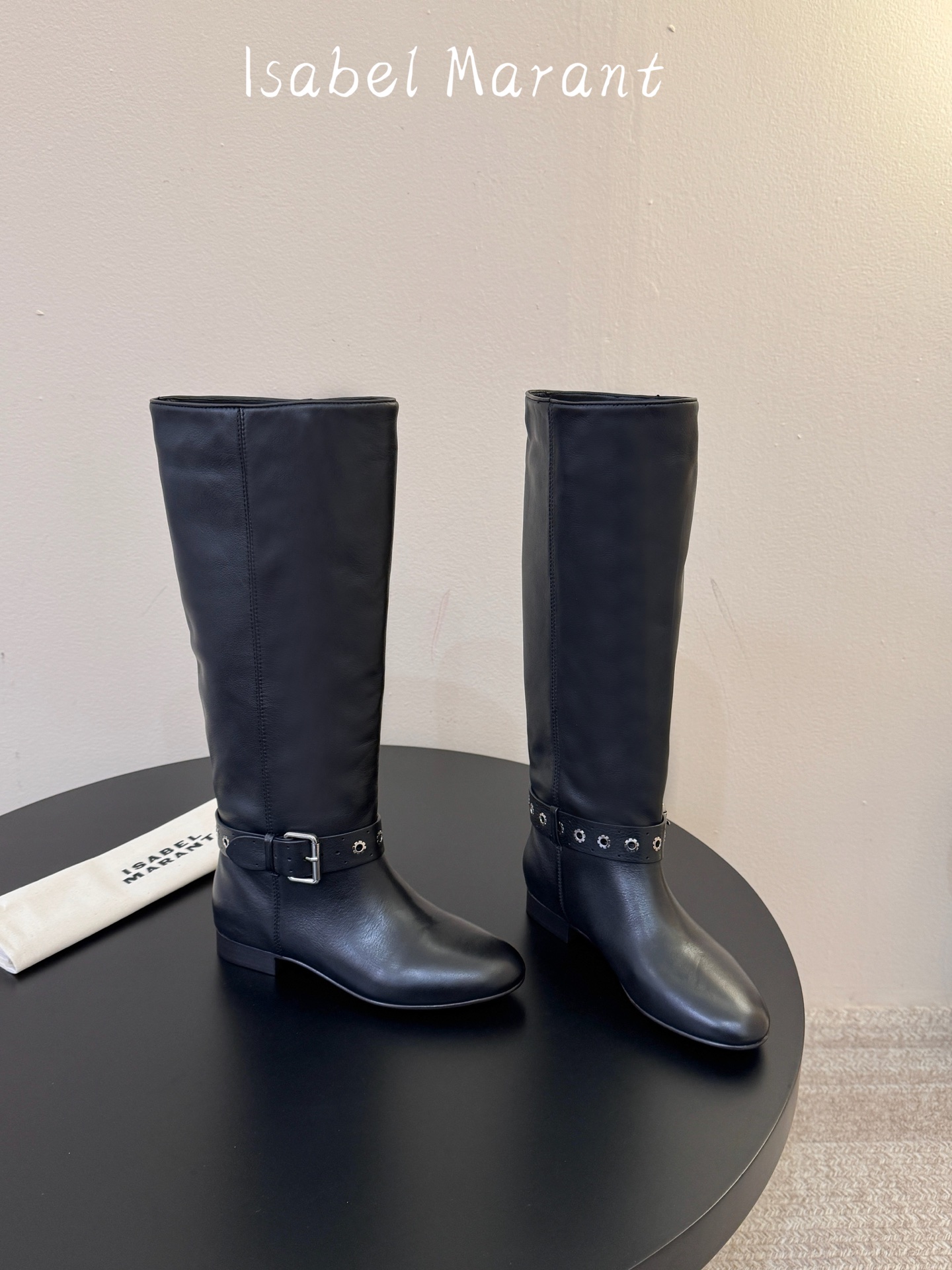 isabel marant 新款秀场长靴 “酷奢游牧风，图腾刺绣与串珠流苏等丰富了款式的呈现，或粗犷、或细腻，或坚硬或柔