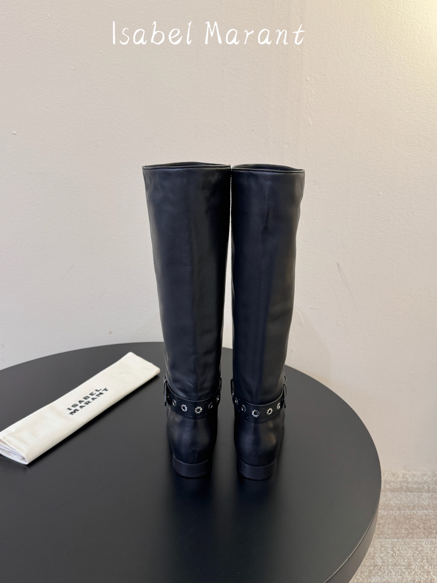 isabel marant 新款秀场长靴 “酷奢游牧风，图腾刺绣与串珠流苏等丰富了款式的呈现，或粗犷、或细腻，或坚硬或柔
