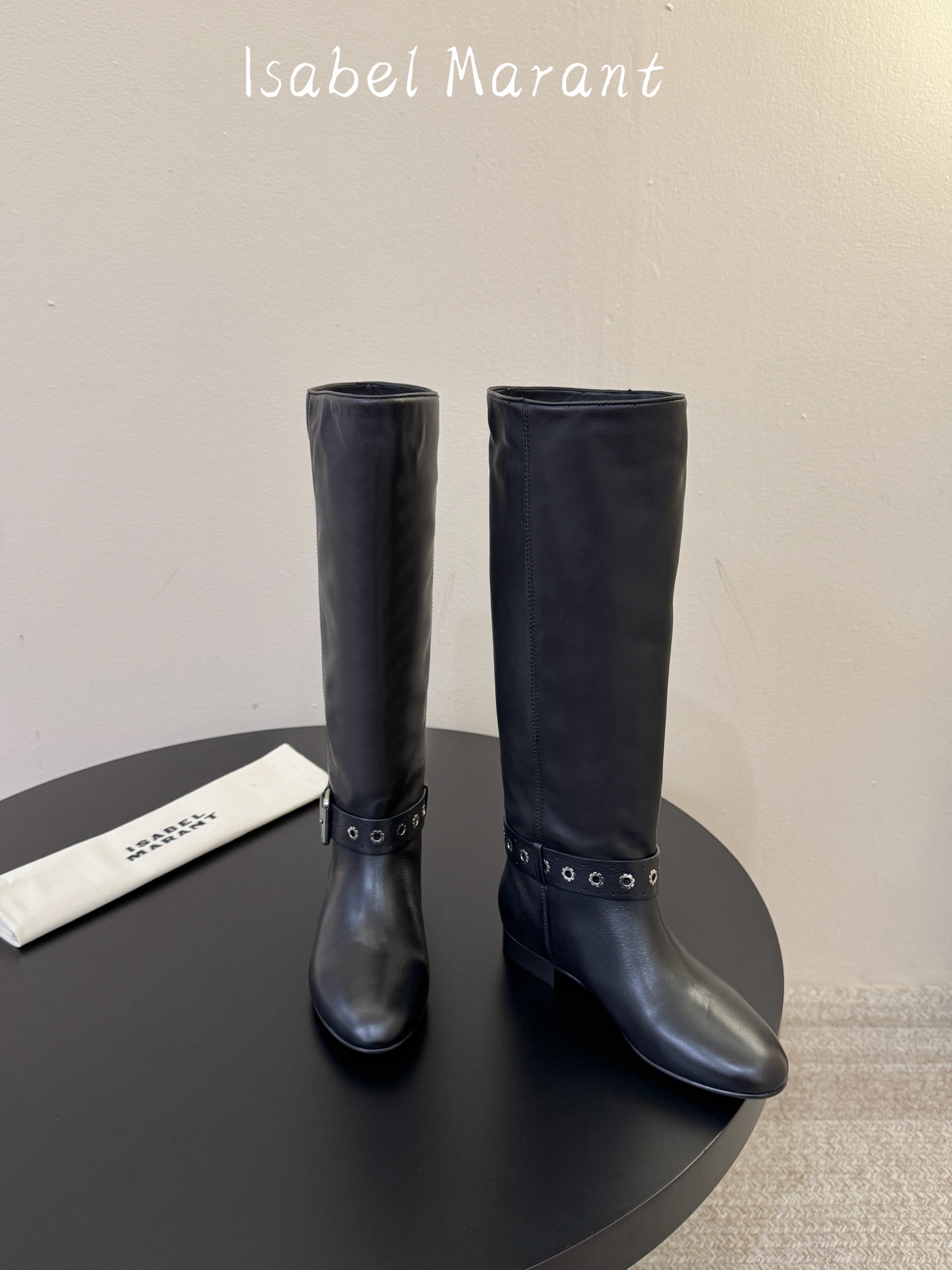 isabel marant 新款秀场长靴 “酷奢游牧风，图腾刺绣与串珠流苏等丰富了款式的呈现，或粗犷、或细腻，或坚硬或柔