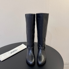 isabel marant 新款秀场长靴 “酷奢游牧风,图腾刺绣与串珠流苏等丰富了款式的呈现,或粗犷、或细腻,或坚硬或柔 isabel marant 新款秀场长靴 “酷奢游牧风,图腾刺绣与串珠流苏等丰富了款式的呈现,或粗犷、或细腻,或坚硬或柔