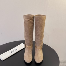 isabel marant 新款秀场长靴 “酷奢游牧风,图腾刺绣与串珠流苏等丰富了款式的呈现,或粗犷、或细腻,或坚硬或柔 isabel marant 新款秀场长靴 “酷奢游牧风,图腾刺绣与串珠流苏等丰富了款式的呈现,或粗犷、或细腻,或坚硬或柔