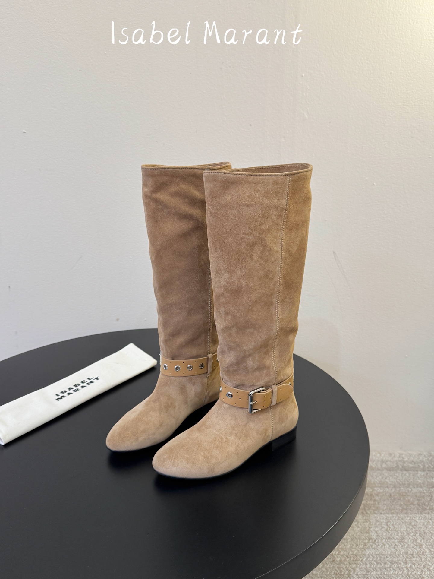 isabel marant 新款秀场长靴 “酷奢游牧风,图腾刺绣与串珠流苏等丰富了款式的呈现,或粗犷、或细腻,或坚硬或柔 isabel marant 新款秀场长靴 “酷奢游牧风,图腾刺绣与串珠流苏等丰富了款式的呈现,或粗犷、或细腻,或坚硬或柔