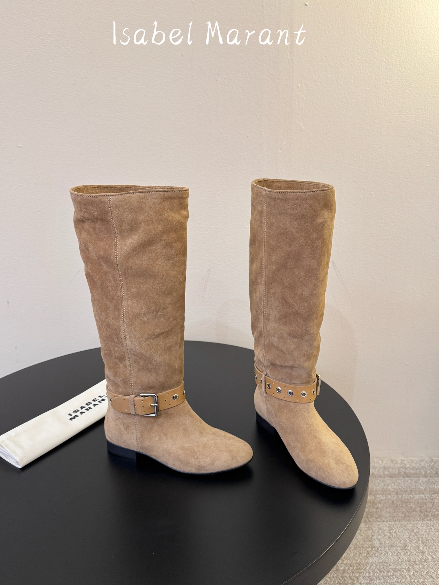 isabel marant 新款秀场长靴 “酷奢游牧风,图腾刺绣与串珠流苏等丰富了款式的呈现,或粗犷、或细腻,或坚硬或柔 isabel marant 新款秀场长靴 “酷奢游牧风,图腾刺绣与串珠流苏等丰富了款式的呈现,或粗犷、或细腻,或坚硬或柔