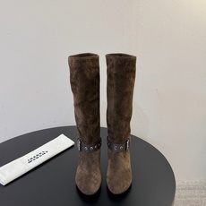 isabel marant 新款秀场长靴 “酷奢游牧风,图腾刺绣与串珠流苏等丰富了款式的呈现,或粗犷、或细腻,或坚硬或柔 isabel marant 新款秀场长靴 “酷奢游牧风,图腾刺绣与串珠流苏等丰富了款式的呈现,或粗犷、或细腻,或坚硬或柔
