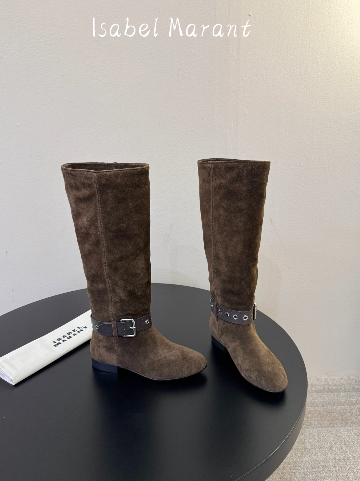 isabel marant 新款秀场长靴 “酷奢游牧风,图腾刺绣与串珠流苏等丰富了款式的呈现,或粗犷、或细腻,或坚硬或柔 isabel marant 新款秀场长靴 “酷奢游牧风,图腾刺绣与串珠流苏等丰富了款式的呈现,或粗犷、或细腻,或坚硬或柔