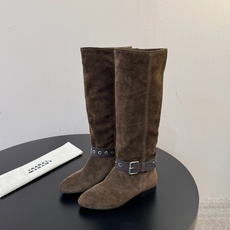 isabel marant 新款秀场长靴 “酷奢游牧风,图腾刺绣与串珠流苏等丰富了款式的呈现,或粗犷、或细腻,或坚硬或柔 isabel marant 新款秀场长靴 “酷奢游牧风,图腾刺绣与串珠流苏等丰富了款式的呈现,或粗犷、或细腻,或坚硬或柔