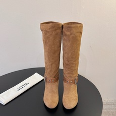 isabel marant 新款秀场长靴 “酷奢游牧风,图腾刺绣与串珠流苏等丰富了款式的呈现,或粗犷、或细腻,或坚硬或柔 isabel marant 新款秀场长靴 “酷奢游牧风,图腾刺绣与串珠流苏等丰富了款式的呈现,或粗犷、或细腻,或坚硬或柔