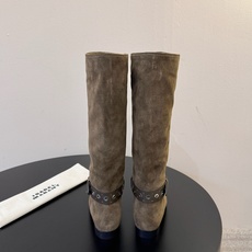 isabel marant 新款秀场长靴 “酷奢游牧风,图腾刺绣与串珠流苏等丰富了款式的呈现,或粗犷、或细腻,或坚硬或柔 isabel marant 新款秀场长靴 “酷奢游牧风,图腾刺绣与串珠流苏等丰富了款式的呈现,或粗犷、或细腻,或坚硬或柔