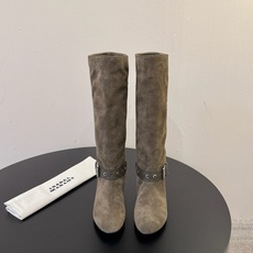 isabel marant 新款秀场长靴 “酷奢游牧风,图腾刺绣与串珠流苏等丰富了款式的呈现,或粗犷、或细腻,或坚硬或柔 isabel marant 新款秀场长靴 “酷奢游牧风,图腾刺绣与串珠流苏等丰富了款式的呈现,或粗犷、或细腻,或坚硬或柔