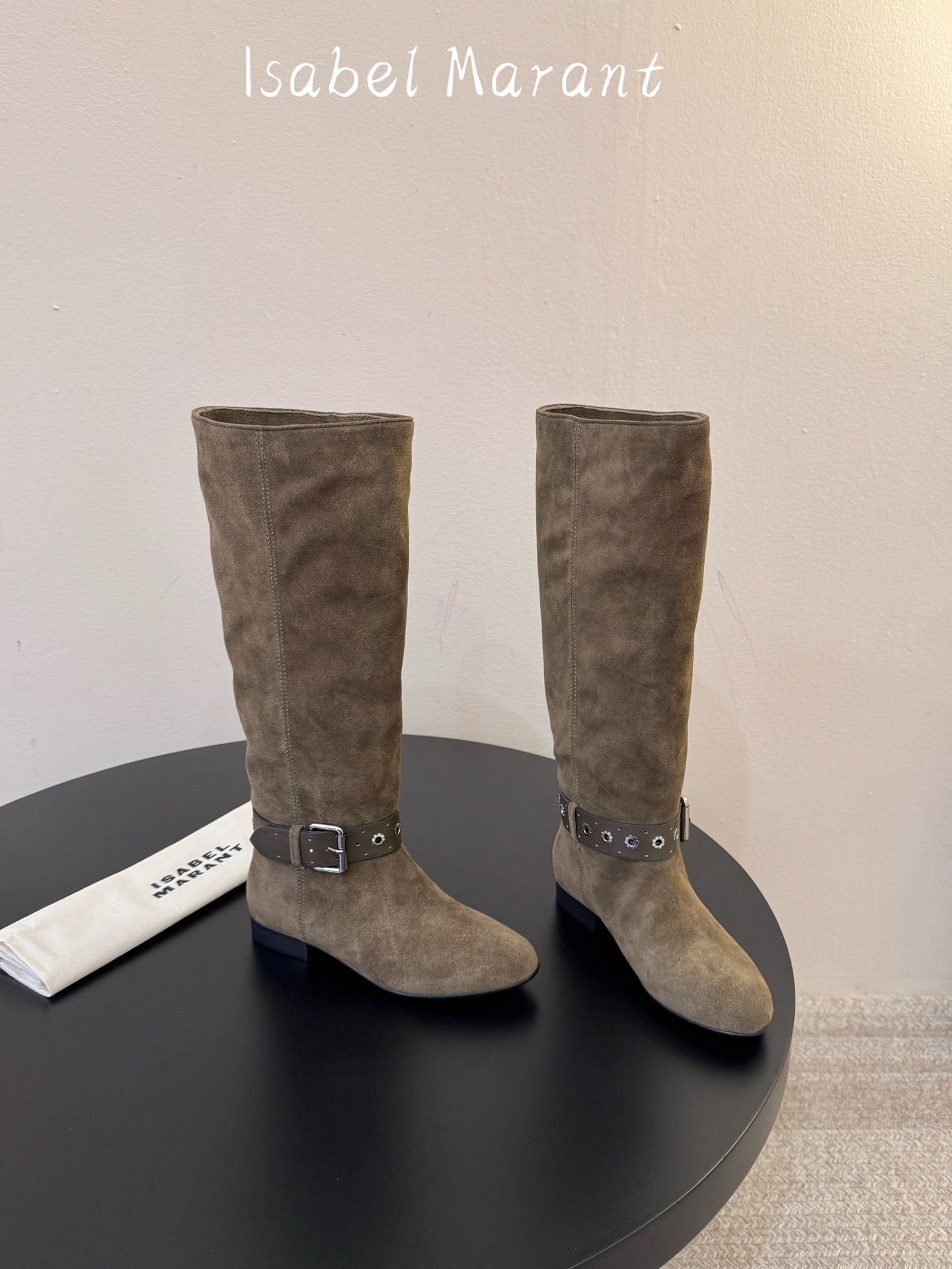 isabel marant 新款秀场长靴 “酷奢游牧风,图腾刺绣与串珠流苏等丰富了款式的呈现,或粗犷、或细腻,或坚硬或柔 isabel marant 新款秀场长靴 “酷奢游牧风,图腾刺绣与串珠流苏等丰富了款式的呈现,或粗犷、或细腻,或坚硬或柔