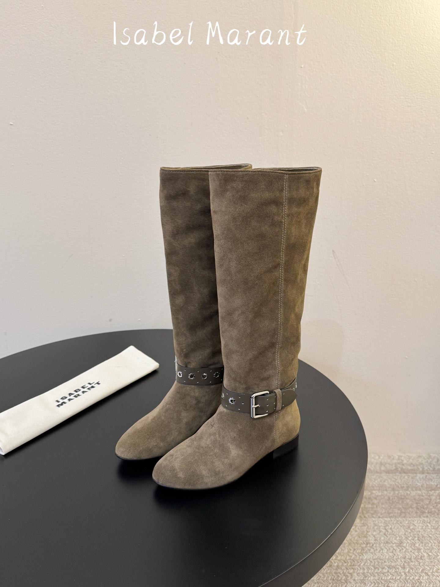 isabel marant 新款秀场长靴 “酷奢游牧风,图腾刺绣与串珠流苏等丰富了款式的呈现,或粗犷、或细腻,或坚硬或柔 isabel marant 新款秀场长靴 “酷奢游牧风,图腾刺绣与串珠流苏等丰富了款式的呈现,或粗犷、或细腻,或坚硬或柔
