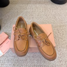MIUMIU*缪缪厚底新款英伦风系带乐福鞋 🤩怎么穿都好看今夏时髦精最爱 看起来不怎么舒服 上脚超级舒服 超级重工 每一 MIUMIU*缪缪厚底新款英伦风系带乐福鞋 🤩怎么穿都好看今夏时髦精最爱 看起来不怎么舒服 上脚超级舒服 超级重工 每一