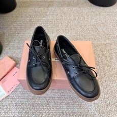 MIUMIU*缪缪厚底新款英伦风系带乐福鞋 🤩怎么穿都好看今夏时髦精最爱 看起来不怎么舒服 上脚超级舒服 超级重工 每一 MIUMIU*缪缪厚底新款英伦风系带乐福鞋 🤩怎么穿都好看今夏时髦精最爱 看起来不怎么舒服 上脚超级舒服 超级重工 每一