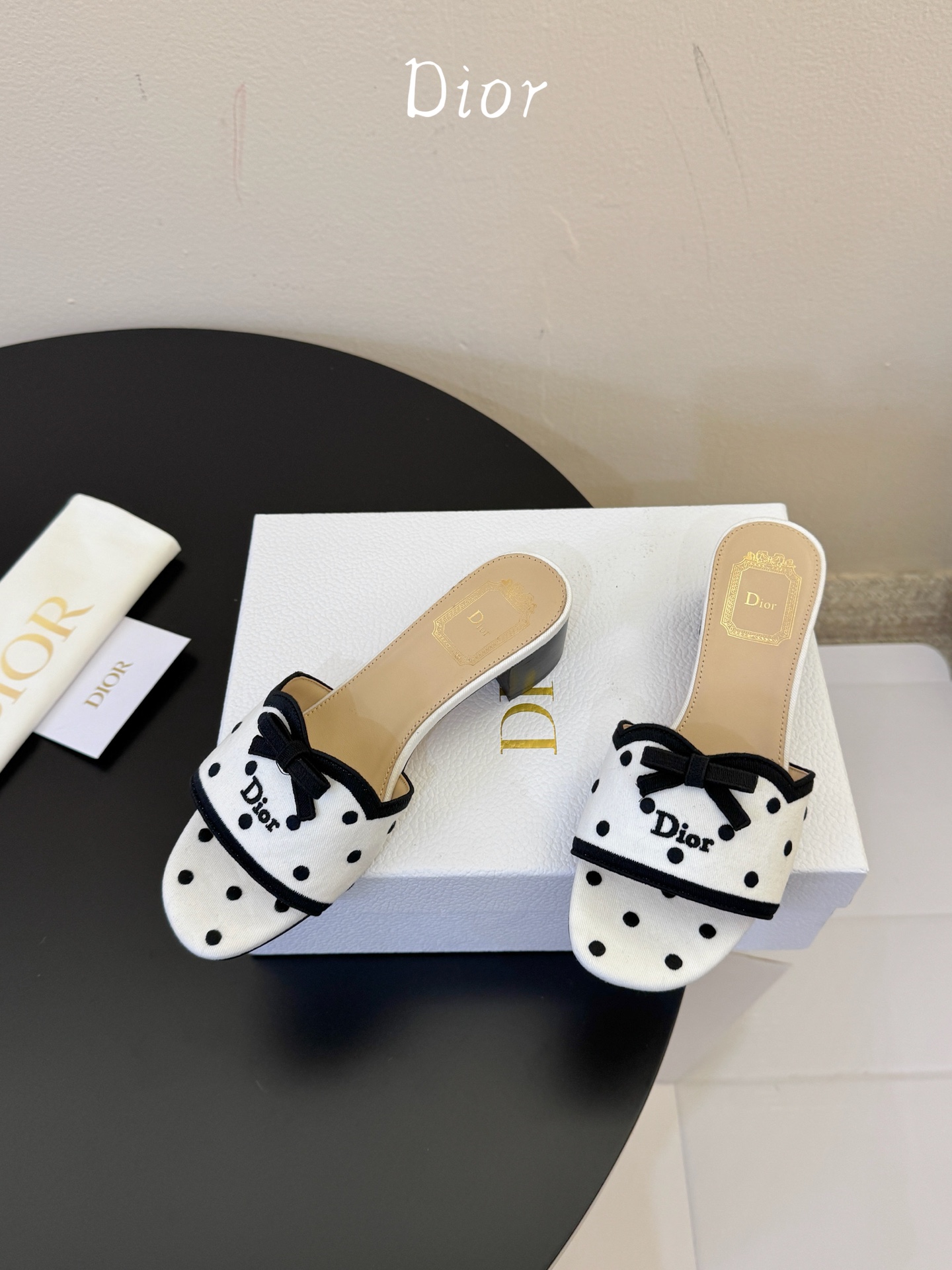 顶级 DIOR 迪奥新品编织袋电绣凉拖  休闲度假风 夏日必入搭配单品  面料：立体刺绣 飞织 内里：垫脚羊皮 跟高：平