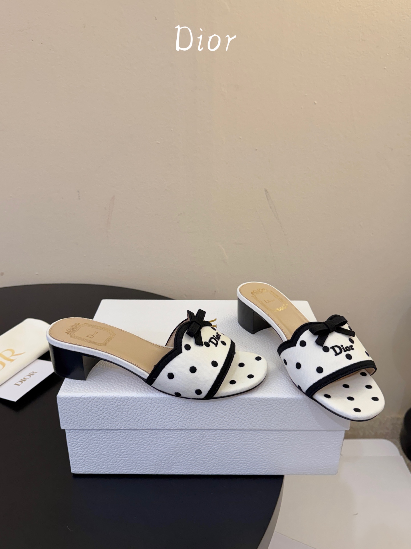 顶级 DIOR 迪奥新品编织袋电绣凉拖  休闲度假风 夏日必入搭配单品  面料：立体刺绣 飞织 内里：垫脚羊皮 跟高：平