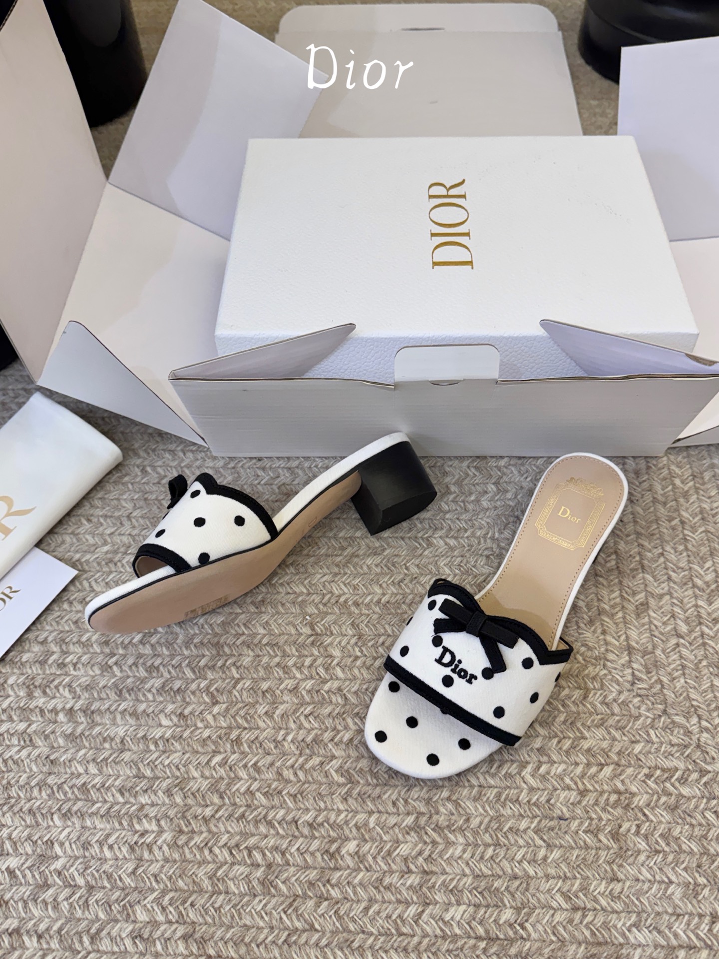 顶级 DIOR 迪奥新品编织袋电绣凉拖  休闲度假风 夏日必入搭配单品  面料：立体刺绣 飞织 内里：垫脚羊皮 跟高：平