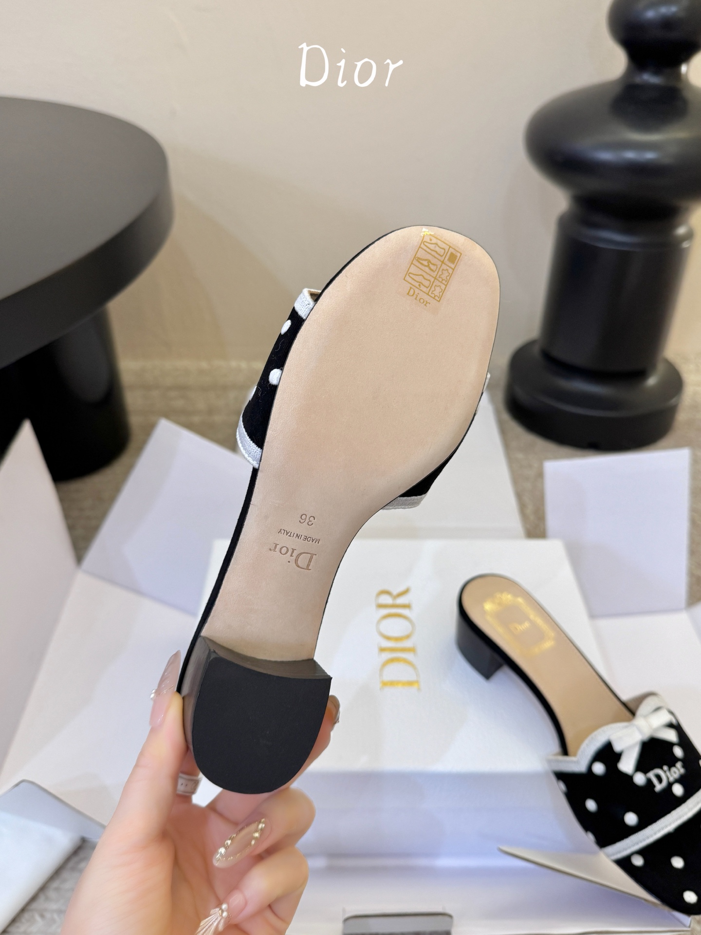 顶级 DIOR 迪奥新品编织袋电绣凉拖 休闲度假风 夏日必入搭配单品 面料:立体刺绣 飞织 内里:垫脚羊皮 跟高:平 顶级 DIOR 迪奥新品编织袋电绣凉拖 休闲度假风 夏日必入搭配单品 面料:立体刺绣 飞织 内里:垫脚羊皮 跟高:平