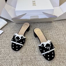 顶级 DIOR 迪奥新品编织袋电绣凉拖 休闲度假风 夏日必入搭配单品 面料:立体刺绣 飞织 内里:垫脚羊皮 跟高:平 顶级 DIOR 迪奥新品编织袋电绣凉拖 休闲度假风 夏日必入搭配单品 面料:立体刺绣 飞织 内里:垫脚羊皮 跟高:平