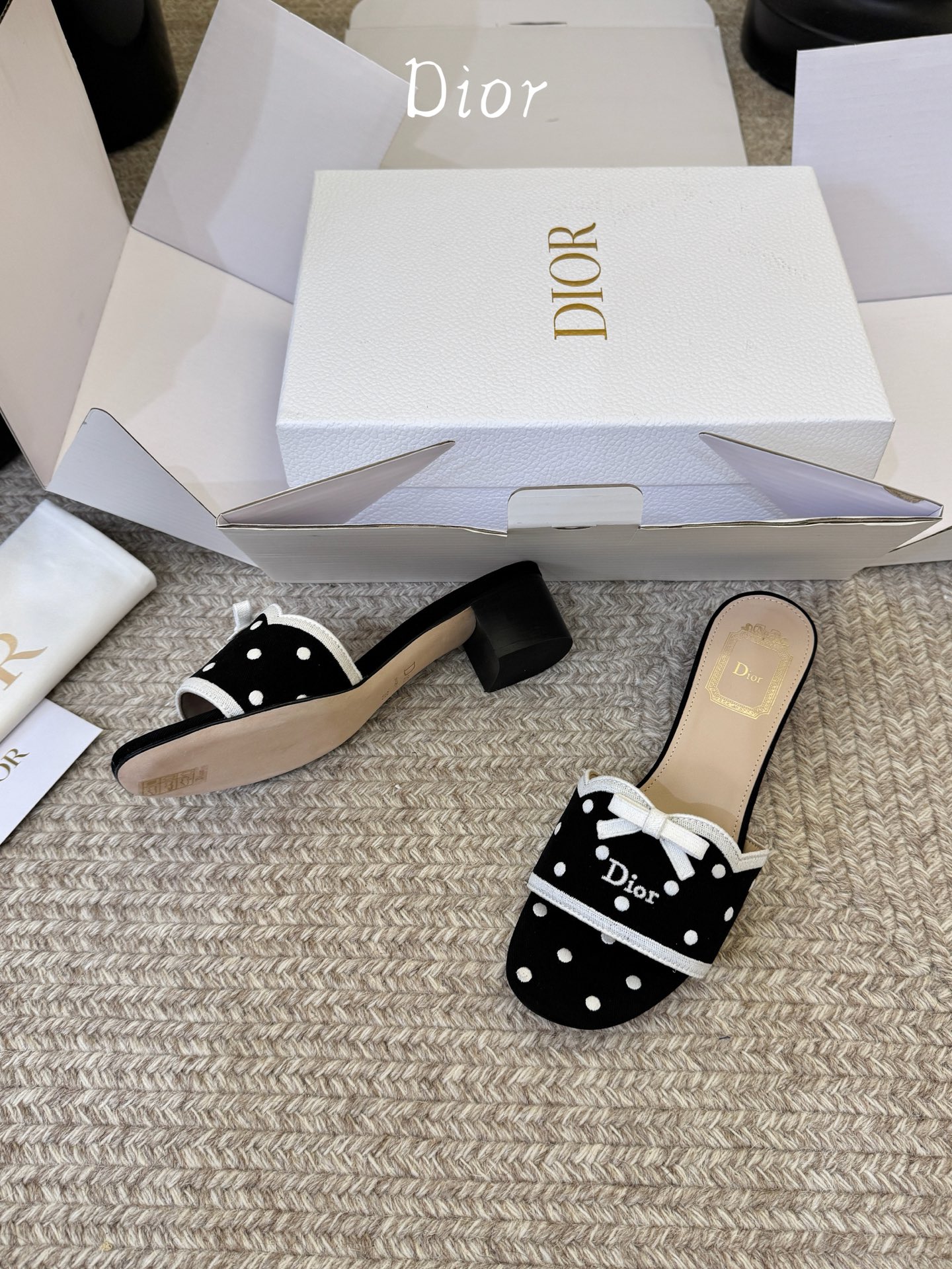 顶级 DIOR 迪奥新品编织袋电绣凉拖 休闲度假风 夏日必入搭配单品 面料:立体刺绣 飞织 内里:垫脚羊皮 跟高:平 顶级 DIOR 迪奥新品编织袋电绣凉拖 休闲度假风 夏日必入搭配单品 面料:立体刺绣 飞织 内里:垫脚羊皮 跟高:平