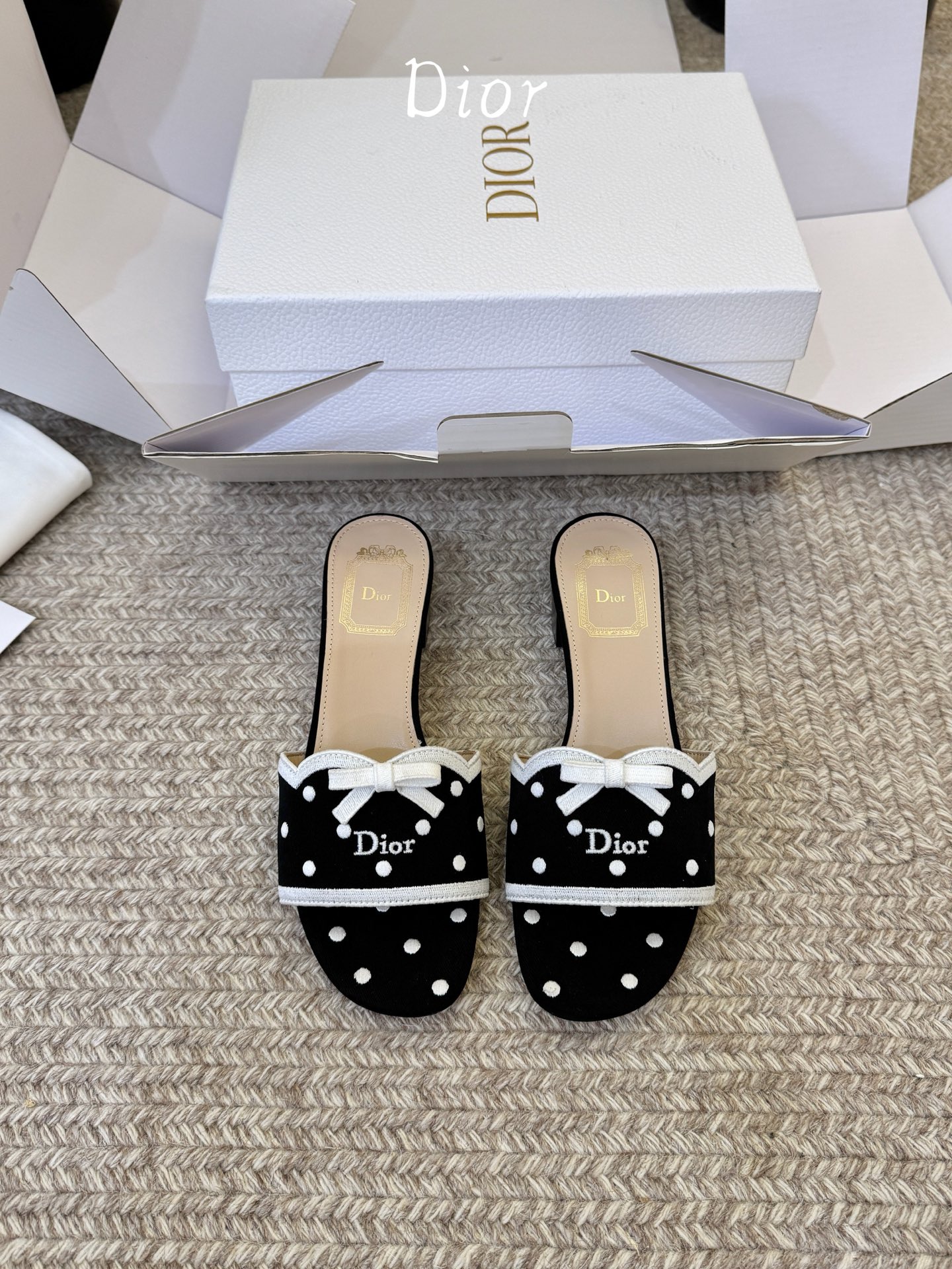 顶级 DIOR 迪奥新品编织袋电绣凉拖  休闲度假风 夏日必入搭配单品  面料：立体刺绣 飞织 内里：垫脚羊皮 跟高：平
