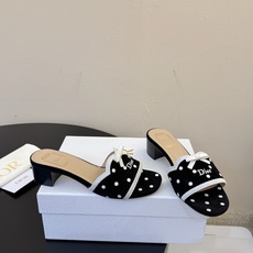 顶级 DIOR 迪奥新品编织袋电绣凉拖 休闲度假风 夏日必入搭配单品 面料:立体刺绣 飞织 内里:垫脚羊皮 跟高:平 顶级 DIOR 迪奥新品编织袋电绣凉拖 休闲度假风 夏日必入搭配单品 面料:立体刺绣 飞织 内里:垫脚羊皮 跟高:平