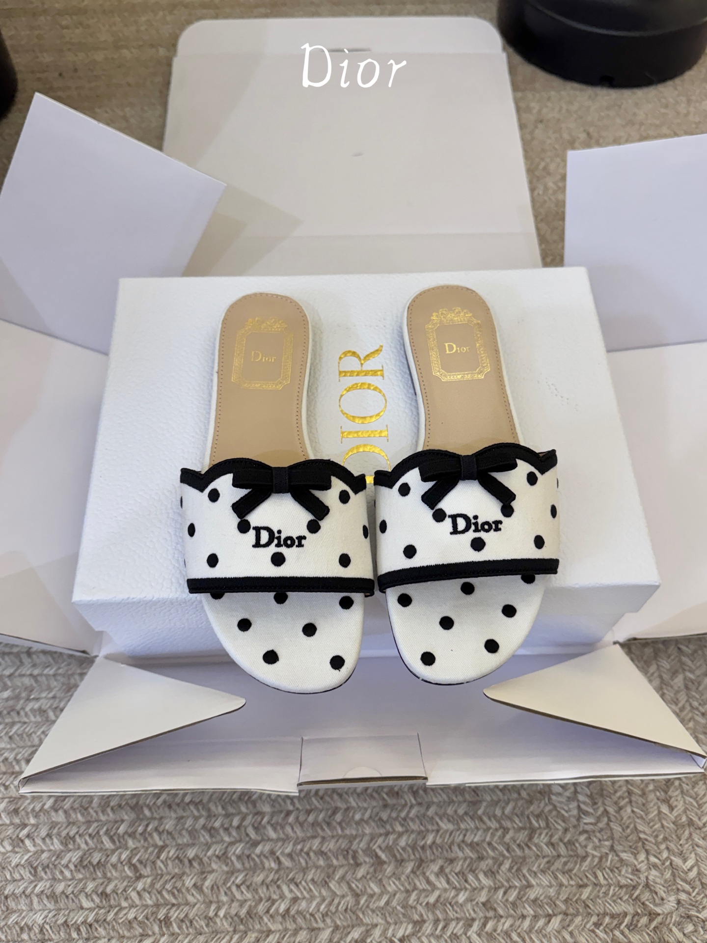 顶级 DIOR 迪奥新品编织袋电绣凉拖  休闲度假风 夏日必入搭配单品  面料：立体刺绣 飞织 内里：垫脚羊皮 跟高：平