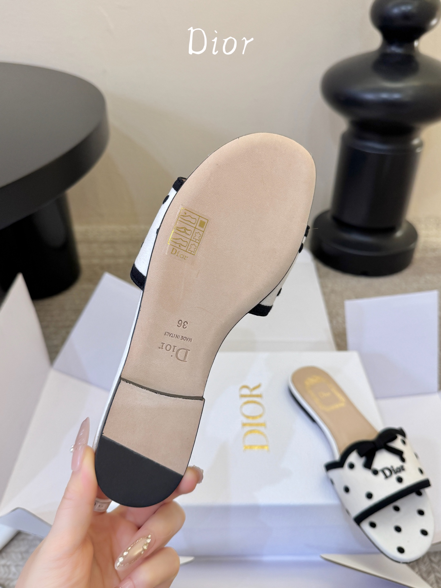顶级 DIOR 迪奥新品编织袋电绣凉拖  休闲度假风 夏日必入搭配单品  面料：立体刺绣 飞织 内里：垫脚羊皮 跟高：平
