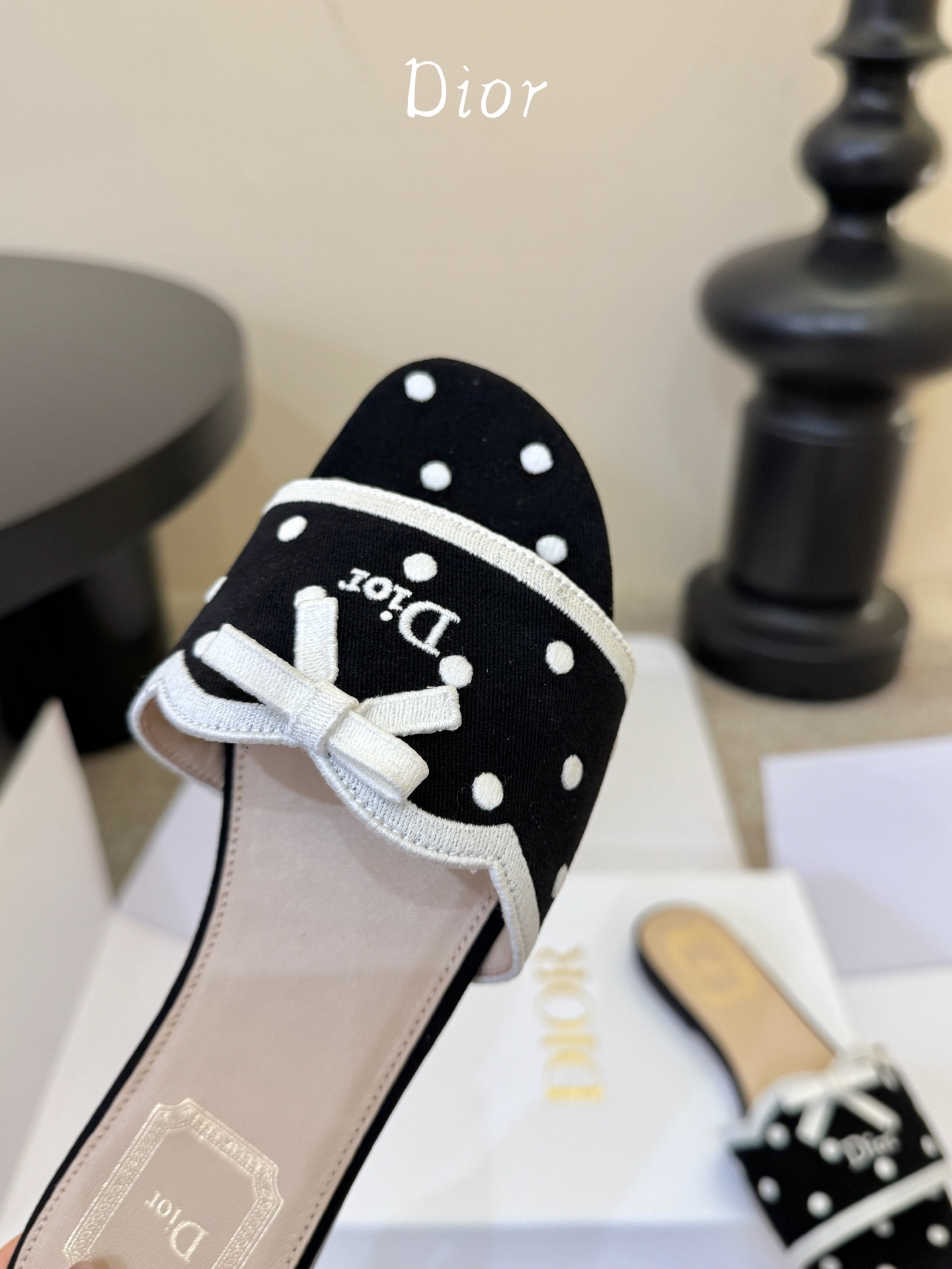 顶级 DIOR 迪奥新品编织袋电绣凉拖  休闲度假风 夏日必入搭配单品  面料：立体刺绣 飞织 内里：垫脚羊皮 跟高：平