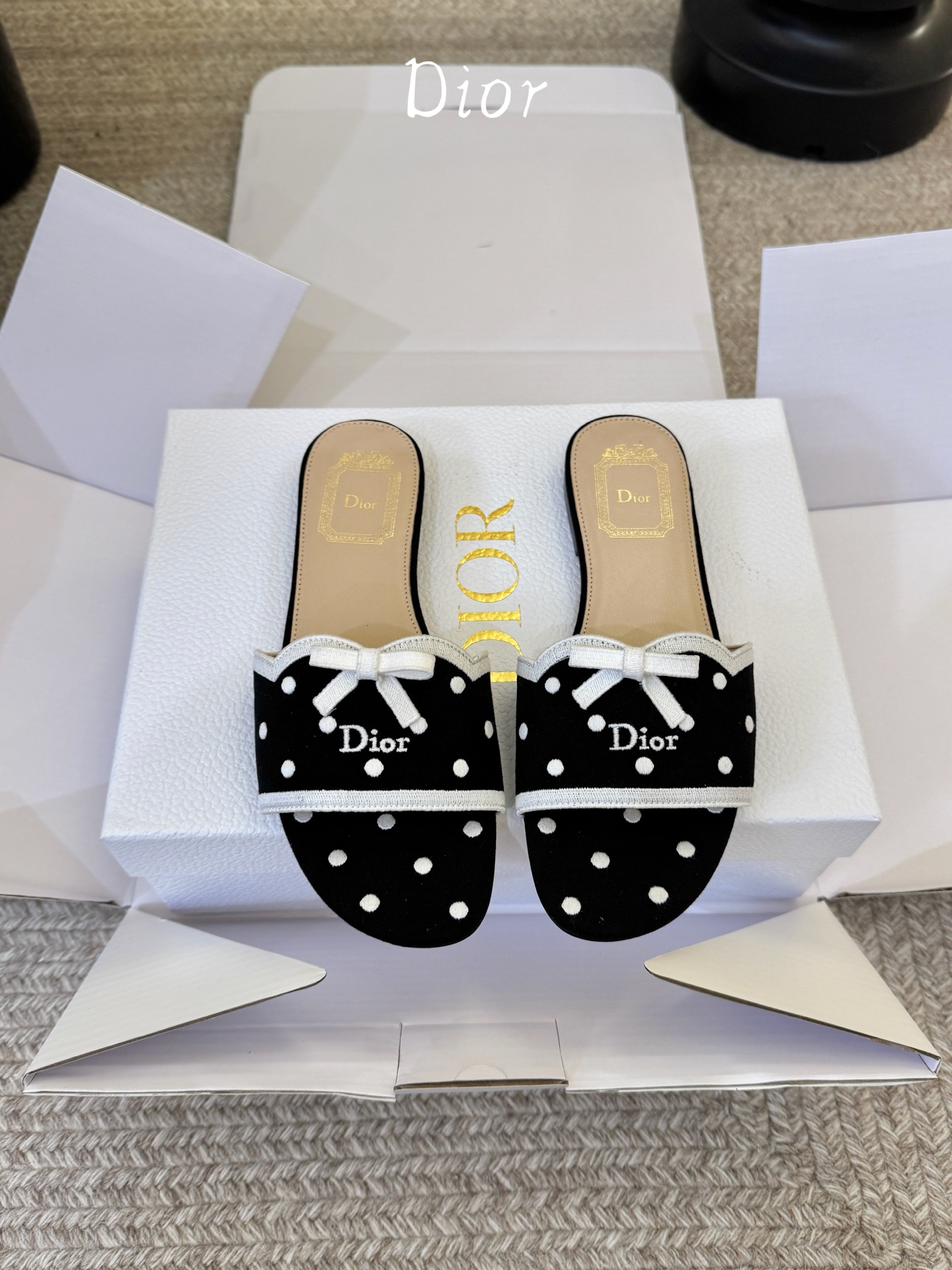顶级 DIOR 迪奥新品编织袋电绣凉拖  休闲度假风 夏日必入搭配单品  面料：立体刺绣 飞织 内里：垫脚羊皮 跟高：平