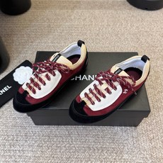 Chane*26ss夏季新款黑白拼色复古德训休闲板鞋 复古低帮德训鞋型搭配柔和圆鞋头,黑白撞色饰条环绕鞋身勾勒层次,杂色 Chane*26ss夏季新款黑白拼色复古德训休闲板鞋 复古低帮德训鞋型搭配柔和圆鞋头,黑白撞色饰条环绕鞋身勾勒层次,杂色